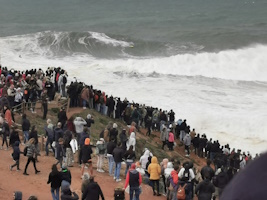 turistas a verem ondas gigantes na estrada